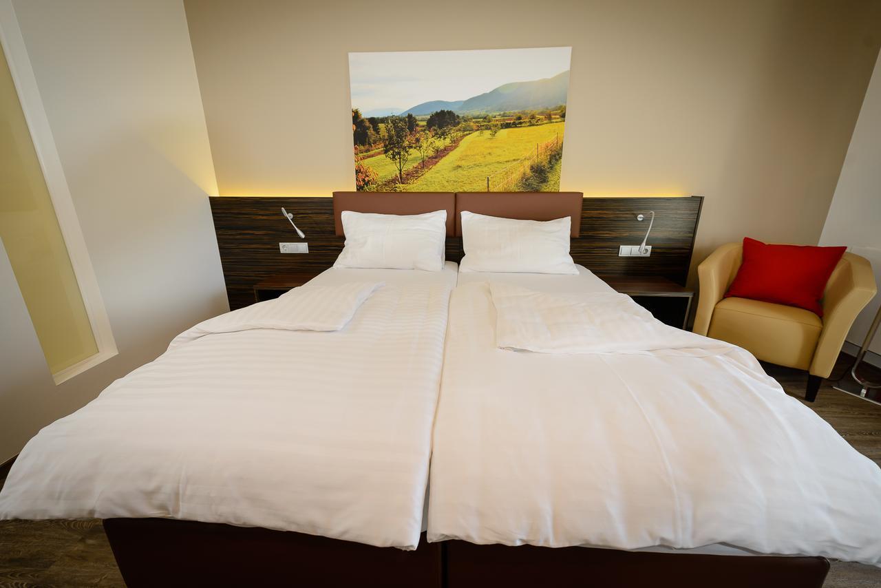Dorfmeister Business Hotel B&B Weikersdorf am Steinfelde Exterior photo